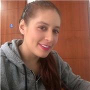 Profesora de inglés imparte clase a niños desde 8 años en adelante, aprendizaje enfocado a la lúdica y práctica del estudiante